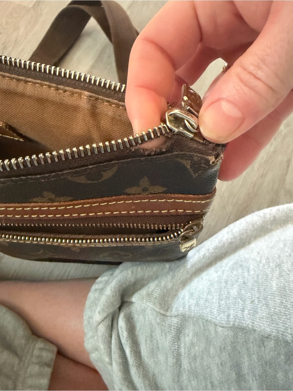 Louis Vuitton Brown Monogram Canvas Messenger with Tan Trim - Picture 4 of 9